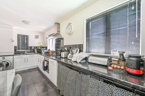 3 Heather Close, London, E6 5NR