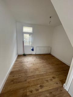 2 bedroom terraced house to rent, Avenons Road, Plaistow, E13
