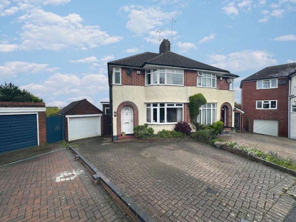 Felstead Close, Luton LU2 3 bed semidetached house for sale £400,000