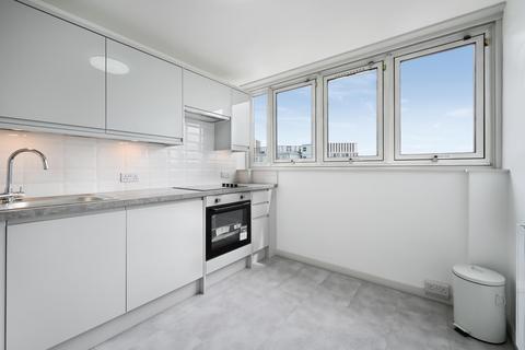 3 bedroom apartment to rent, Park Court, Battersea Park Road, London, SW11