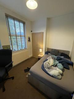 4 bedroom flat to rent, Leeds LS6