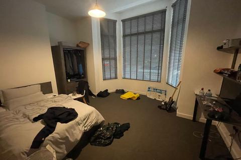 3 bedroom flat to rent, Leeds LS6