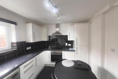 2 bedroom flat to rent, Park View Court, London NW9