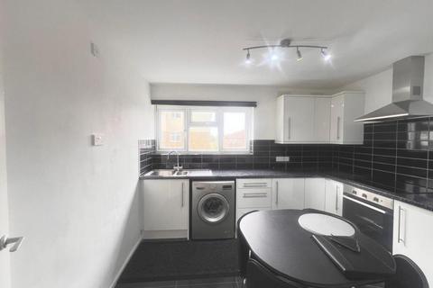 2 bedroom flat to rent, Park View Court, London NW9
