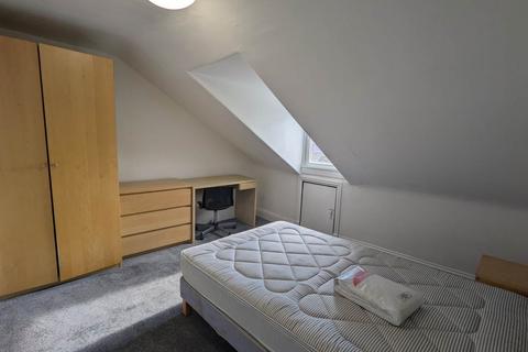 3 bedroom flat to rent, 1 South Tay Street, Attic Flat, ,