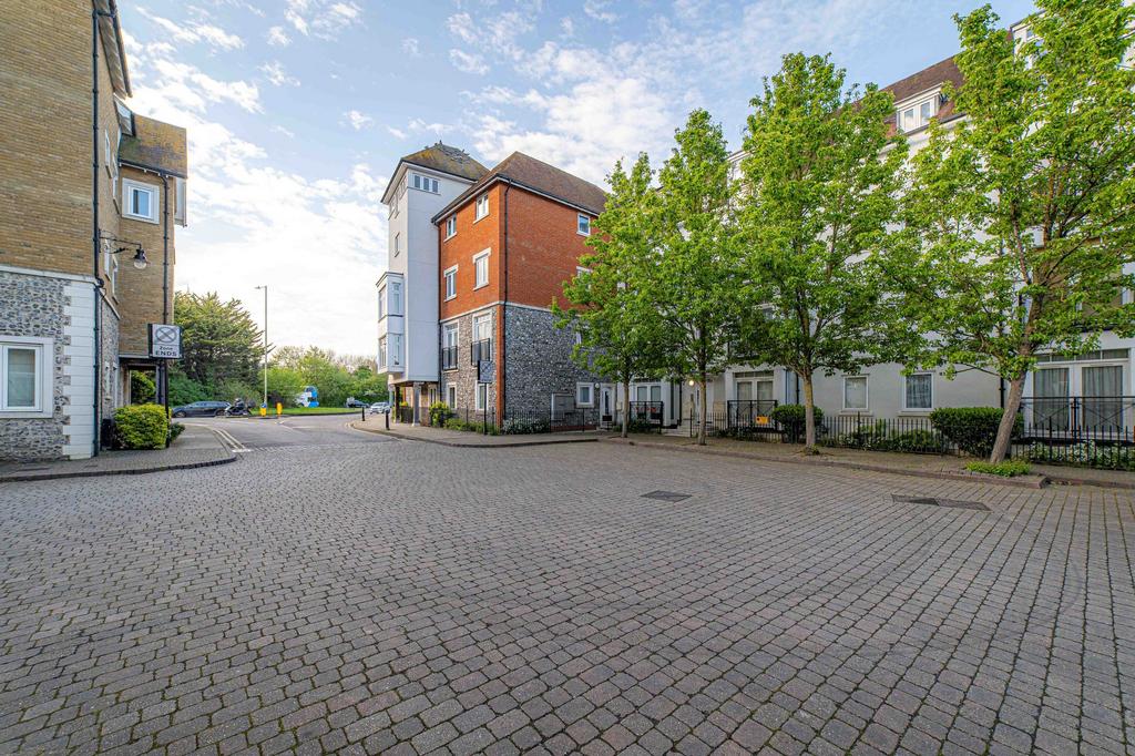 Old Watling Street, Canterbury, CT1 2 bed flat for sale £250,000