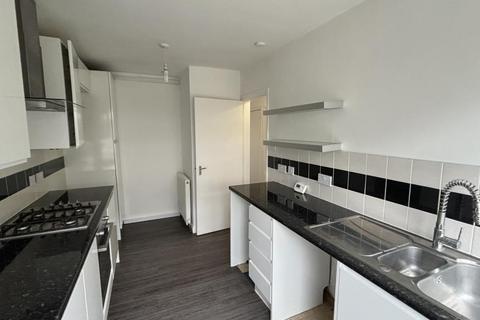 2 bedroom maisonette to rent, Sunbury,  Sunbury-on-thames,  TW16