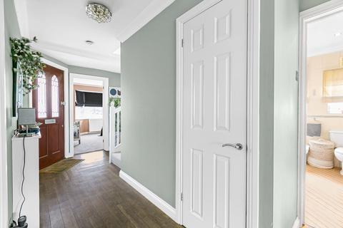 36 Brackendale, Potters Bar, EN6 2LU