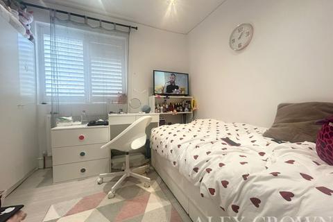 2 bedroom flat to rent, Huntsman Road, Hainault