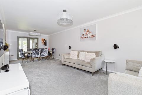 4 Bronte Close, Larkfield, Aylesford, ME20 6UT