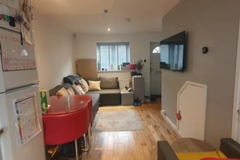 2 bedroom end of terrace house to rent, Hatfield Road, London E15