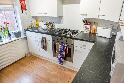 4 bedroom terraced house to rent, Dickenson Road, M14