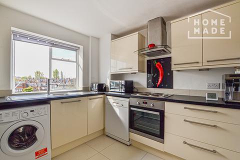 3 bedroom flat to rent, Gladstone Court Fairfax Road London NW6