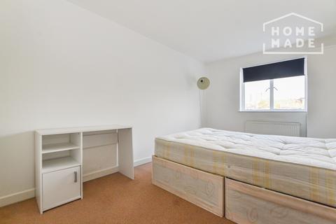 3 bedroom flat to rent, Gladstone Court Fairfax Road London NW6