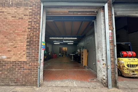 Warehouse to rent, Central Way, North Feltham Trading Estate, Feltham, TW14
