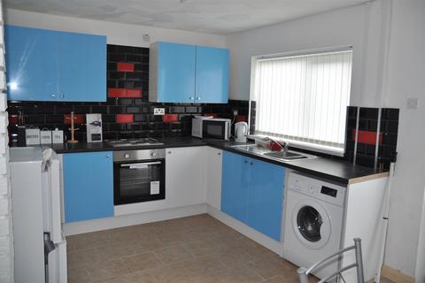 2 bedroom end of terrace house to rent, Queens Park, Holyhead