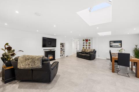68 Benhams Drive, Horley, RH6 8QU