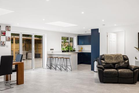 68 Benhams Drive, Horley, RH6 8QU