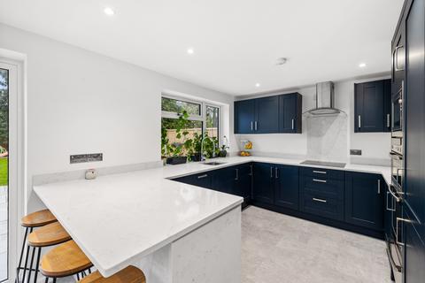 68 Benhams Drive, Horley, RH6 8QU