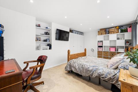 68 Benhams Drive, Horley, RH6 8QU