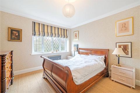 4 bedroom flat to rent, Finchley Road, Childs Hill, NW2