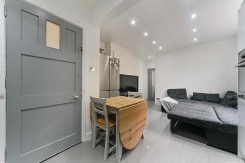 4 bedroom apartment to rent, Clapham Court, Kings Avenue, London, SW4