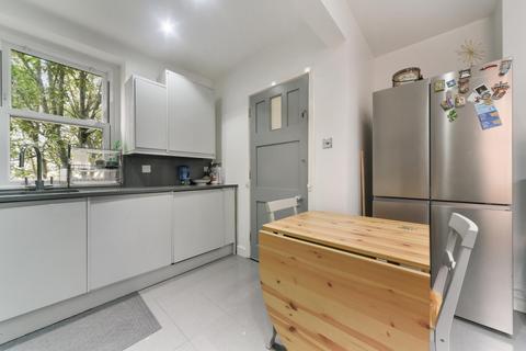 4 bedroom apartment to rent, Clapham Court, Kings Avenue, London, SW4