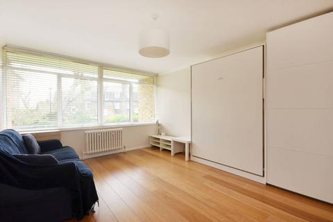 Studio to rent, Churchill Gardens, Pimlico, London, SW1V