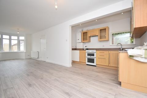 3 bedroom flat to rent, Holmsdale Grove Bexleyheath DA7