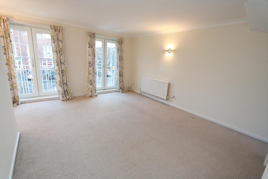 Selsdon Close, Surbiton KT6 4 bed townhouse £3,000 pcm (£692 pw)