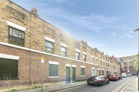 3 bedroom terraced house to rent, Woodseer Street, London, E1