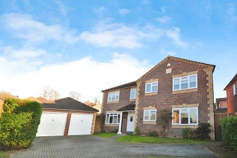 5 bedroom detached house to rent, Woodpecker Crescent Burgess Hill RH15