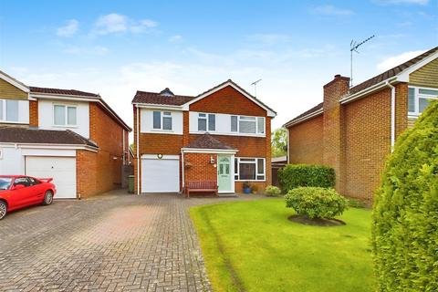 4 bedroom detached house for sale, Lapwing Close, Horsham RH13