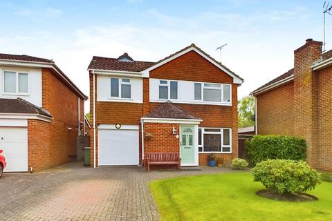 4 bedroom detached house for sale, Lapwing Close, Horsham RH13