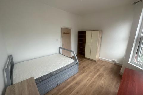 1 bedroom in a flat share to rent, Fairfield Gardens, London N8