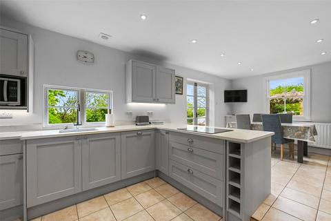 4 bedroom detached house to rent, Buckhatch Lane, Rettendon Common, Chelmsford, Essex, CM3