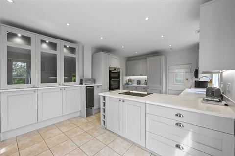 4 bedroom detached house to rent, Buckhatch Lane, Rettendon Common, Chelmsford, Essex, CM3