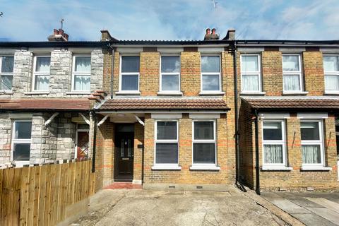 3 bedroom terraced house to rent, North Avenue, Southend On Sea SS2