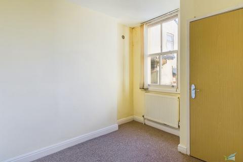 2 bedroom flat to rent, Whetstone Lane, Wellington House CH41