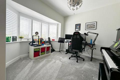 8 Emerson Close, Warwick, CV34 6NQ