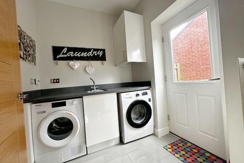 8 Emerson Close, Warwick, CV34 6NQ