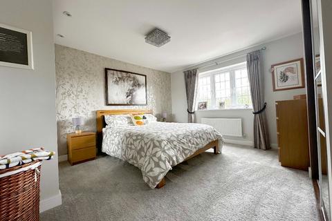 8 Emerson Close, Warwick, CV34 6NQ