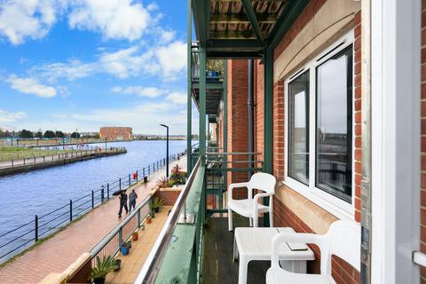 2 bedroom apartment for sale, Adventurers Quay, Cardiff