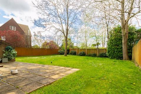 8 Oaktree Walk, Caterham, CR3 5JZ