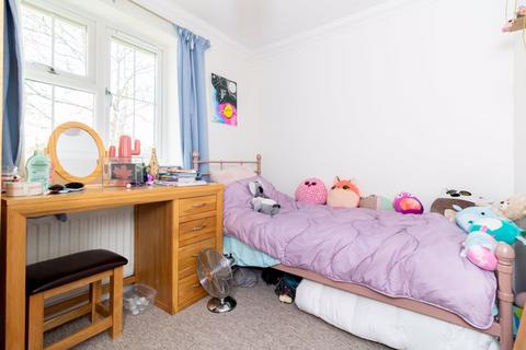 8 Oaktree Walk, Caterham, CR3 5JZ