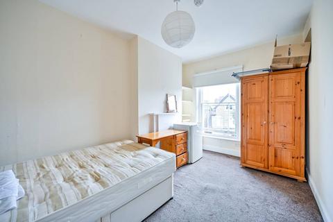 3 bedroom flat to rent, Montague Road, Richmond Hill, Richmond, TW10