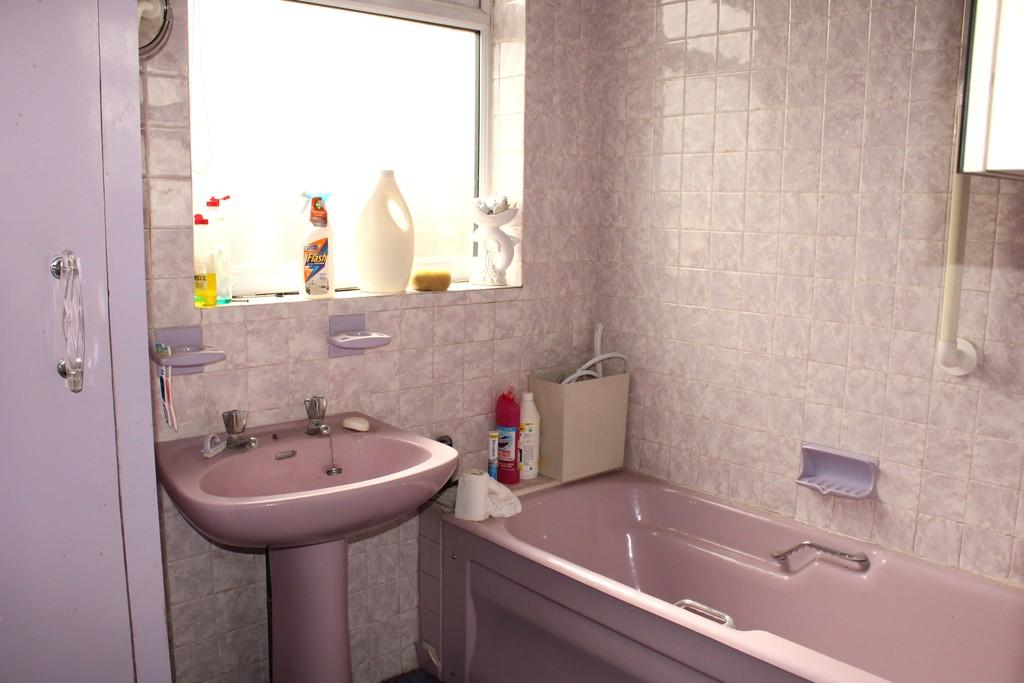 Woodford Avenue 93 Bathroom