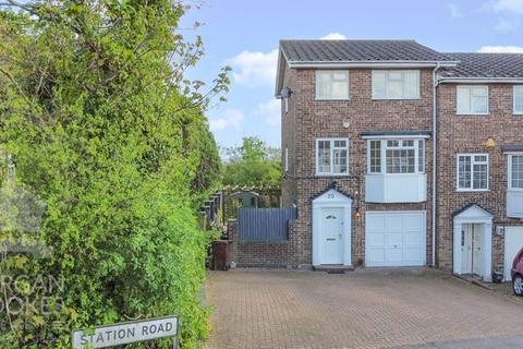 3 bedroom end of terrace house for sale, Station Road, South Benfleet