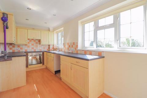 3 bedroom end of terrace house for sale, Station Road, South Benfleet