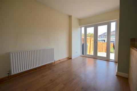 2 bedroom end of terrace house to rent, Robinet Road, NG9